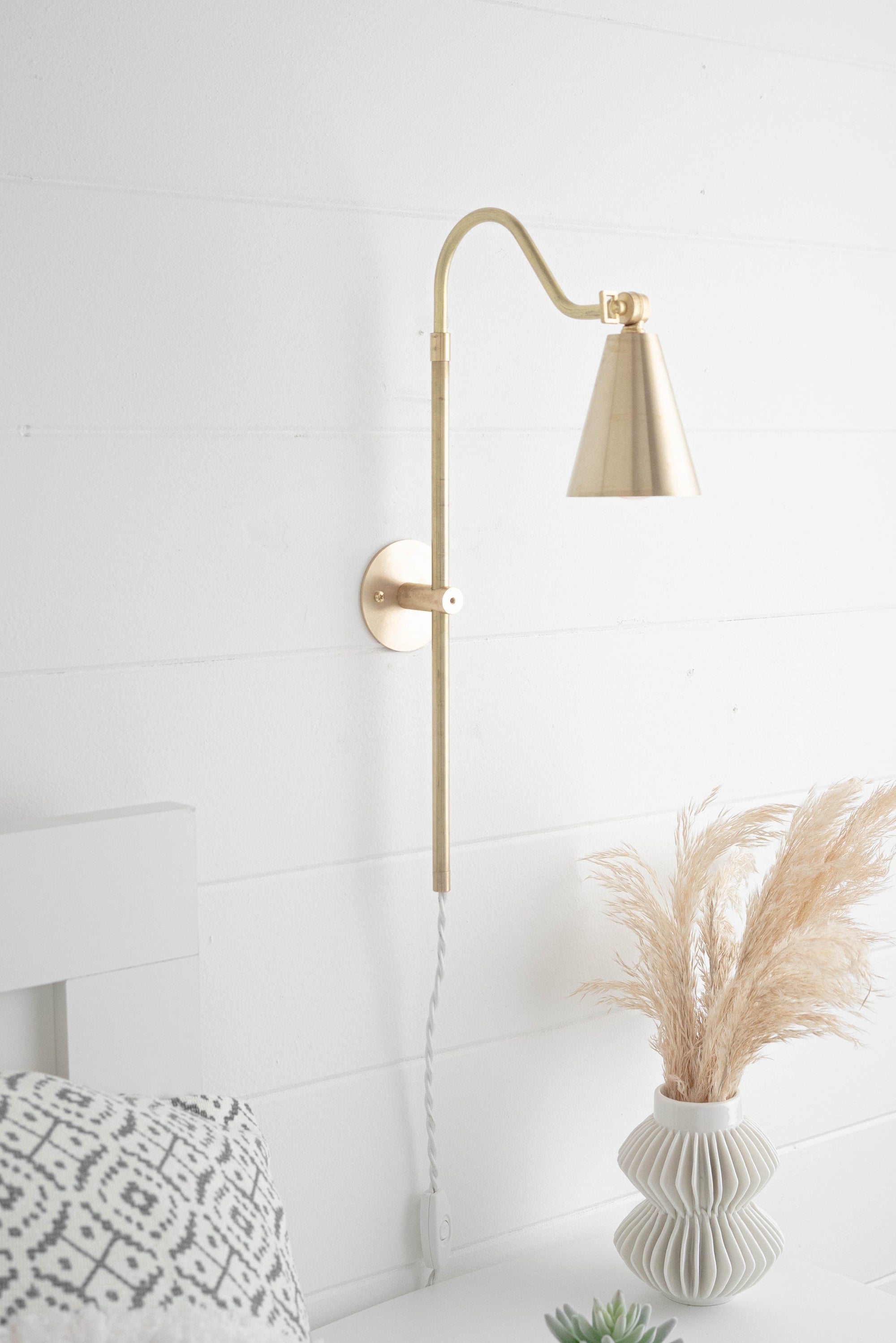 PLUG IN LIGHT MODEL No. 8305