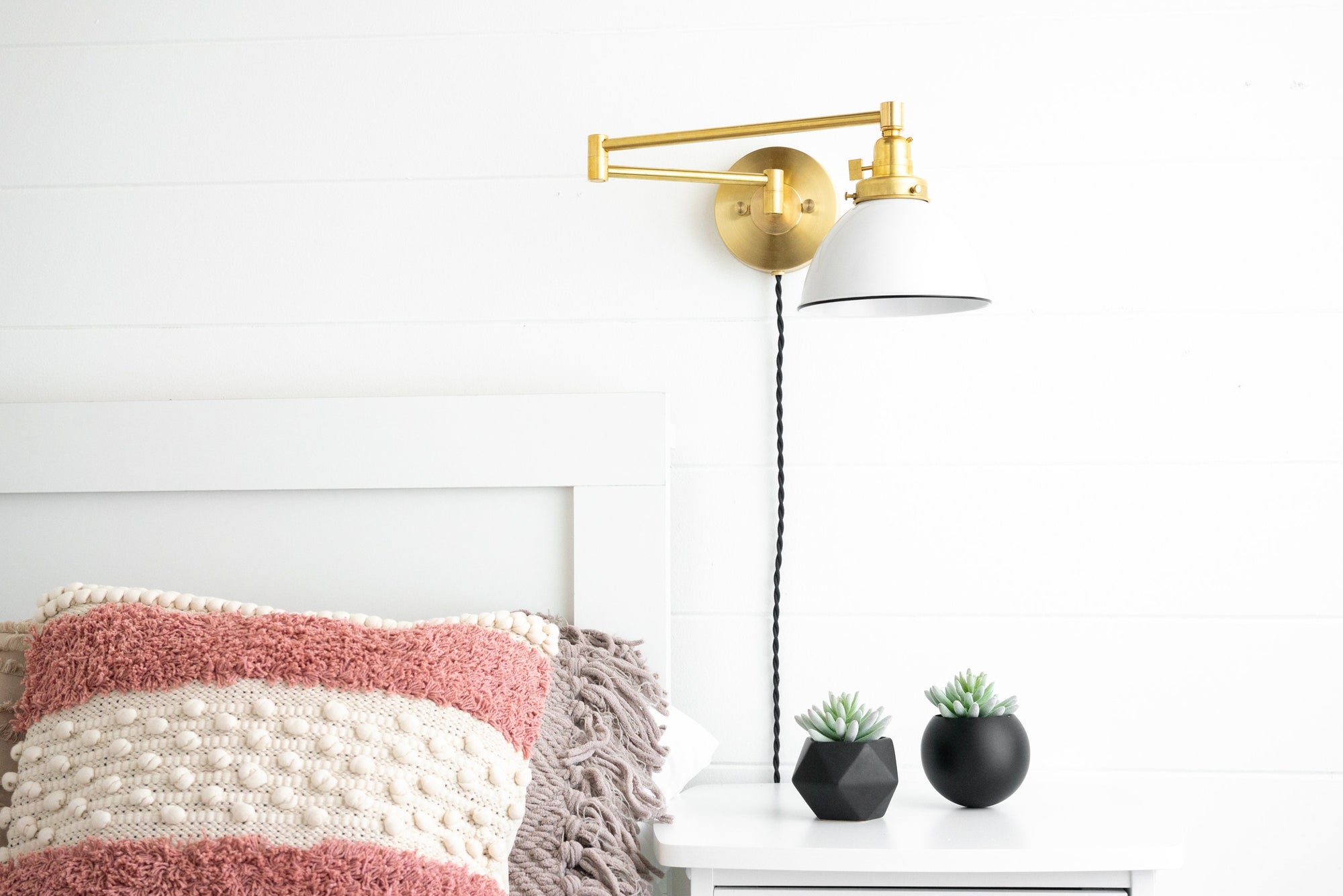 PLUG IN LIGHT MODEL No. 2889